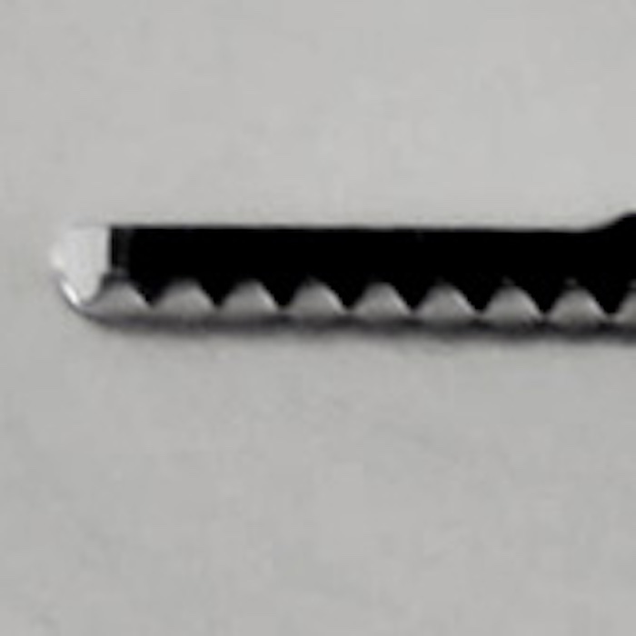 Im Fotoätzverfahren hergestelltes scharfes Messer hobelt den Muskat