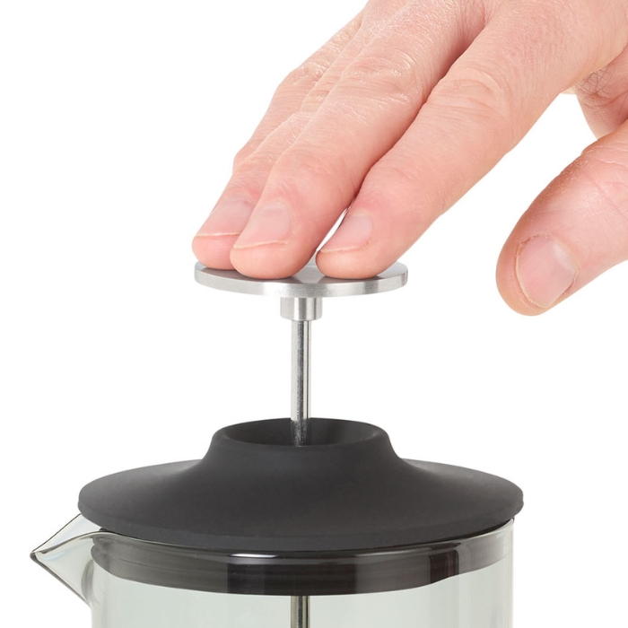 Der Stempel lässt sich mühelos und präzise durch die French Press führen